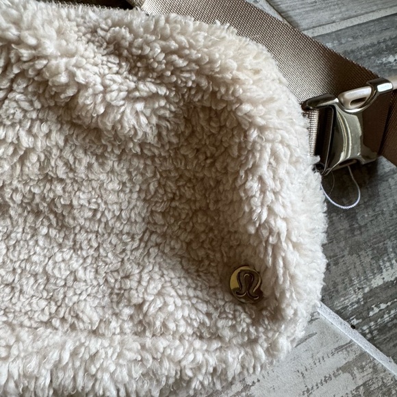 Lululemon Athletica Beige Sherpa Crossbody Belt Bag - Picture 2 of 3